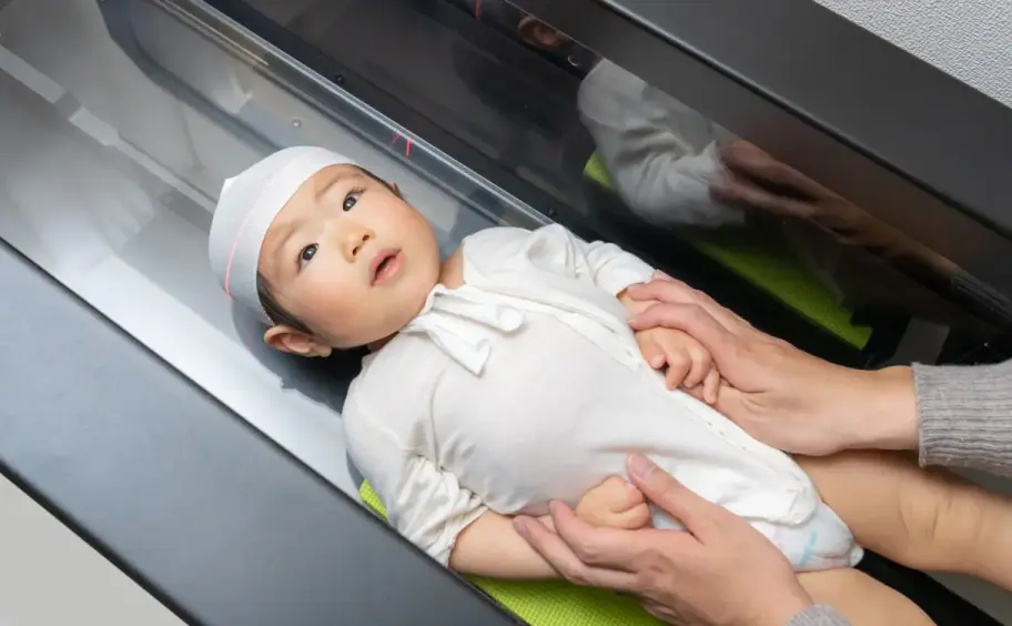 赤ちゃんの頭の形を測定するスタースキャナーの写真