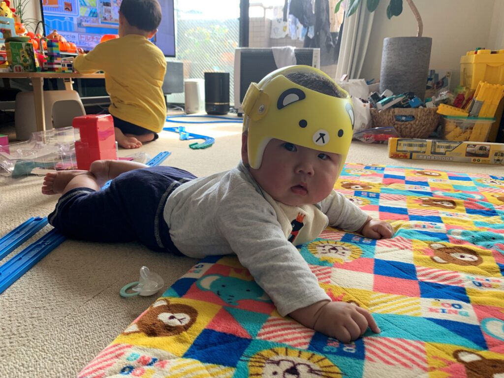 チューブタイをヘルメットに巻き付け汗を対処したお母さん